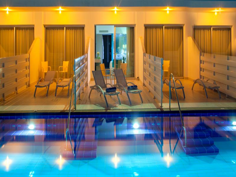 Swim Up room