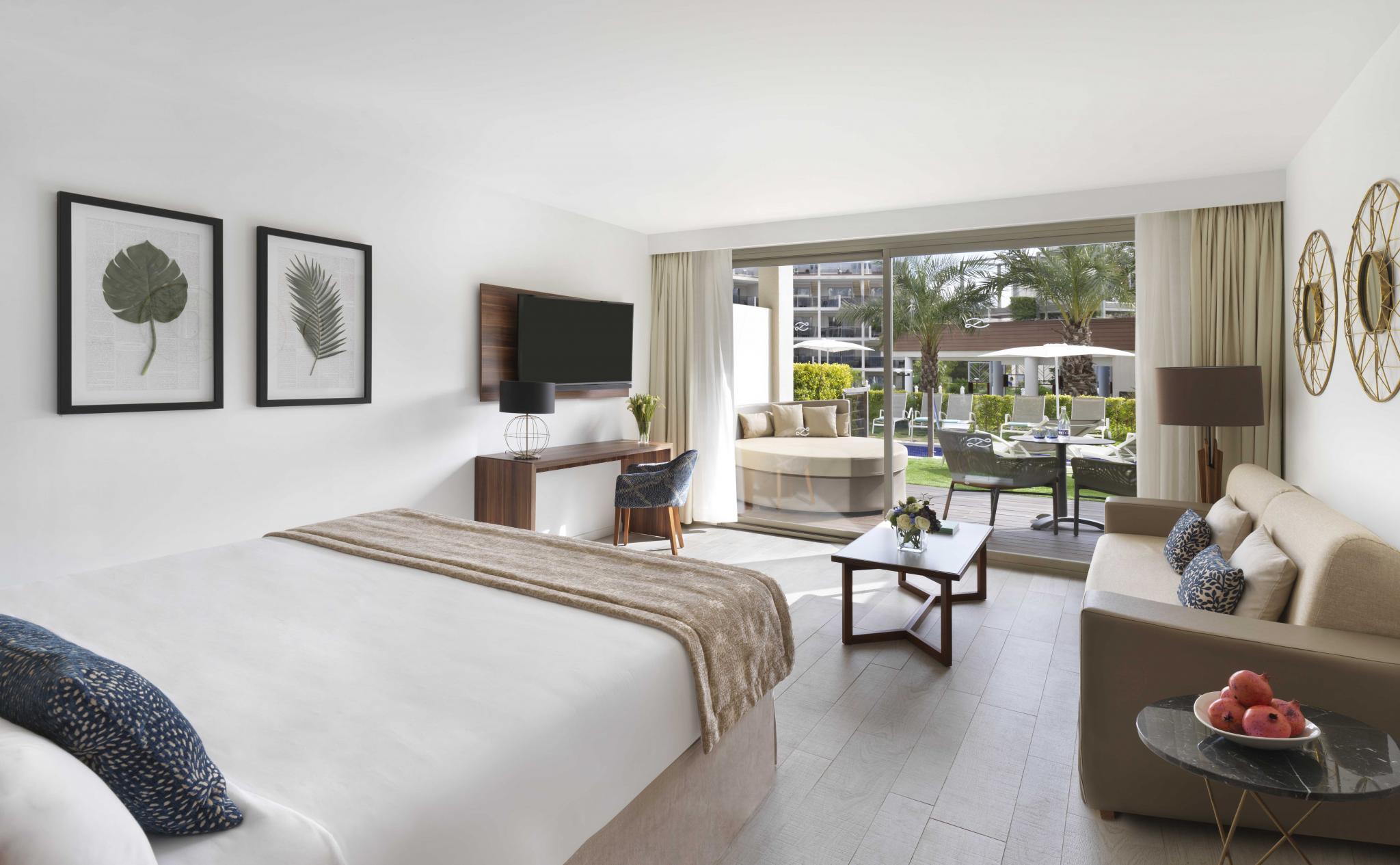 Zafiro Palace Palmanova Junior Swim Up Suite